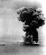 Photo # NH 62582: Japanese battleship Yamato blows up, following massive attacks by U.S. Navy carrier planes north of Okinawa, 7 April 1945.