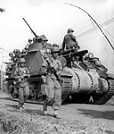 105-MM. HOWITZER MOTOR CARRIAGE M7 and infantrymen