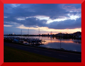 [Photo of Wilhelmshaven with a 
red frame]