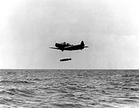 Photo # 80-G-19231-B: Douglas TBD-1 torpedo plane drops a Mark XIII torpedo, October 1941