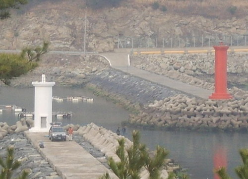 Yangji Hang Breakwater Lights